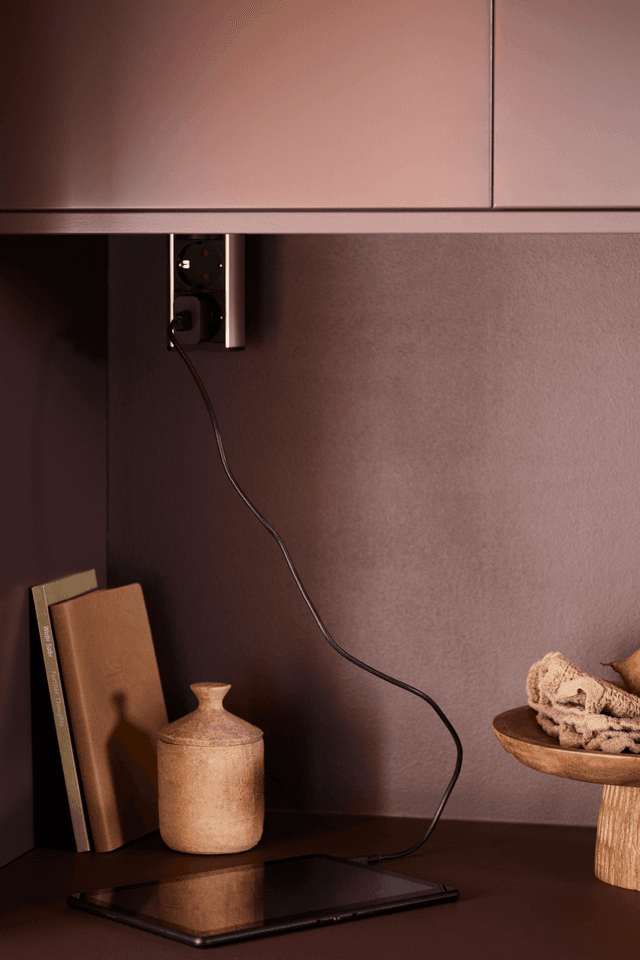 Epoq - Home office with Epoq - Close-up of kitchen in burgundy