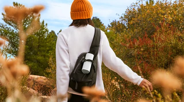 Sonos Roam 2 festet til sekken til en jente som går tur