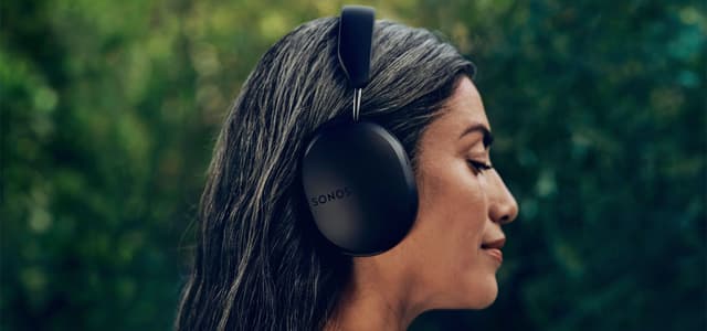 Kvinde med Sonos Ace-hovedtelefoner