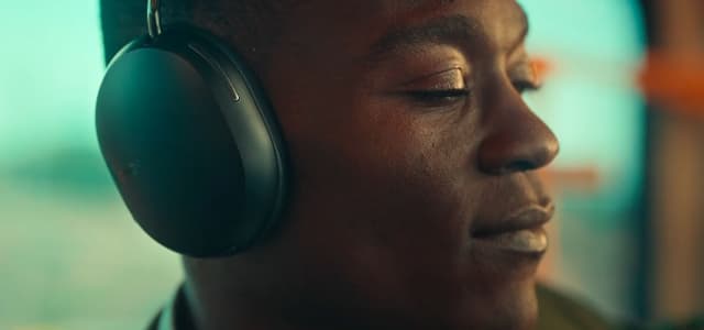 Mand med Sonos Ace-hovedtelefoner
