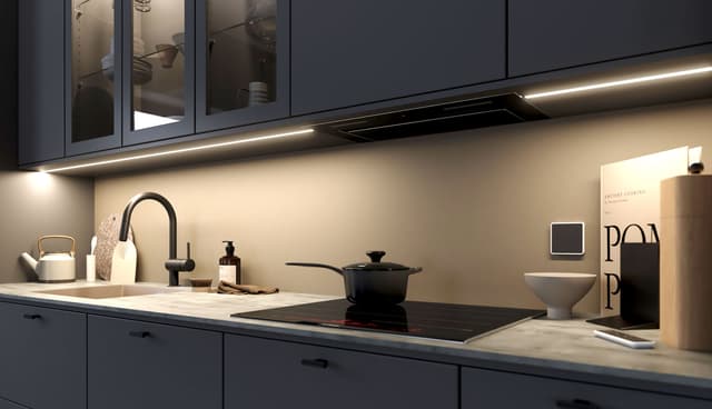 Epoq Trend Graphite-kjøkken med sort kran, grå benkeplate og lysstriper under glassksap