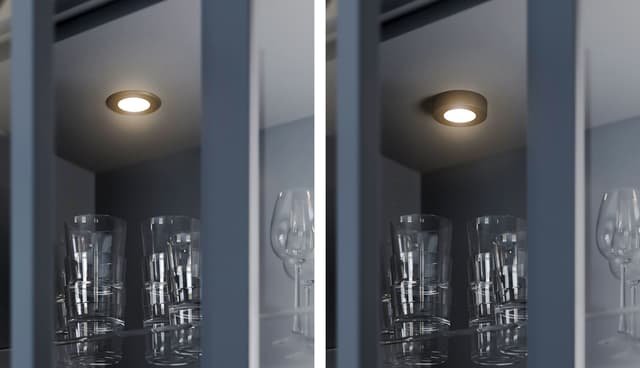 Epoq Trend Graphite-kjøkken med spotlys inni skap med glassdører