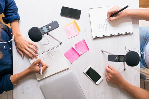 et bord fullt av utstyr til podcast-innspilling