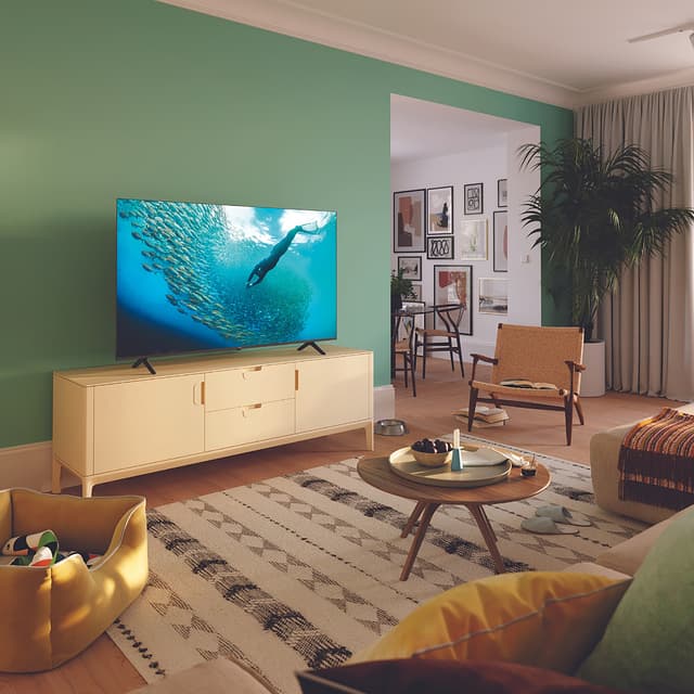 Olohuoneessa oleva ohut ja tyylikäs Philips-televisio