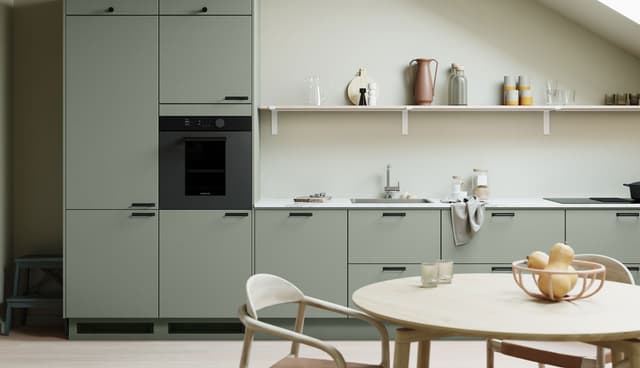Epoq - Moderne køkken - Epoq Trend Sage køkken og et køkkenbord med stole