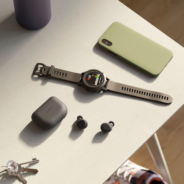 Jabra Elite 8 Active G2 ørepropper, smartklokke og smarttelefon på et bord