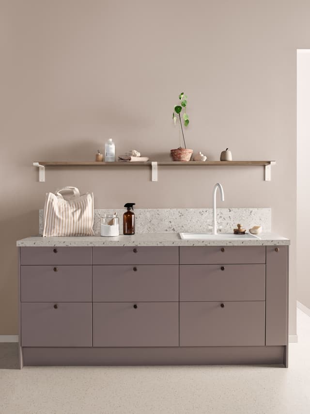 Epoq Trend Taupe kjøkken med hylle, vask og kran