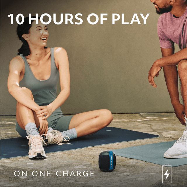 En Wonderboom Play højttaler og en mand og kvinde på yogamåtte