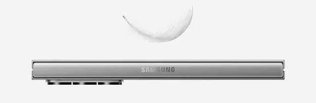 Galaxy Z Fold6 -älypuhelin sivulta kuvattuna höyhenen kanssa, joka on vertauskuva laitteen keveydestä