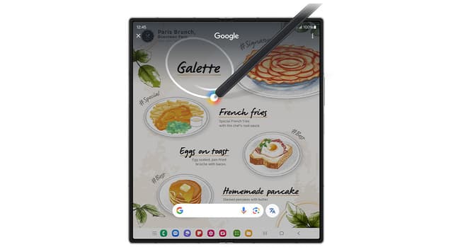 Ravintolan ruokalista avoinna Galaxy Z Fold6 -älypuhelimen näytöllä ja S Pen ympyröi lempiruuan