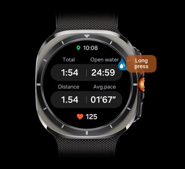 En Galaxy Watch Ultra visar en träningsspårningsskärm när snabbknappen trycks ned länge