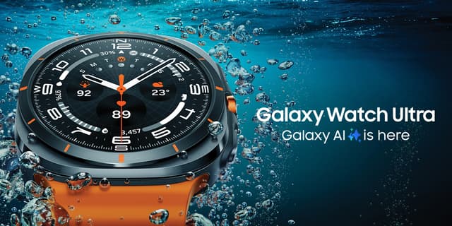 Et Galaxy Watch Ultra ses i nærbillede i vandet nær overfladen, så designet fremvises.