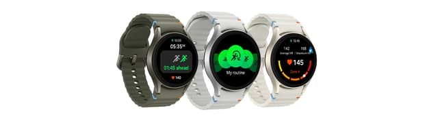 Tre Galaxy Watch7-enheter med forskjellige bånd er oppstilt som hver viser forskjellige funksjoner