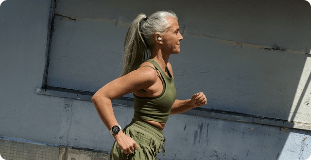Pixel Watch 3 på armen af en kvinde, som løber