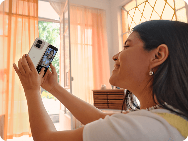 Smilende kvinne som tar en selfie med Pixel 9 Pro Fold
