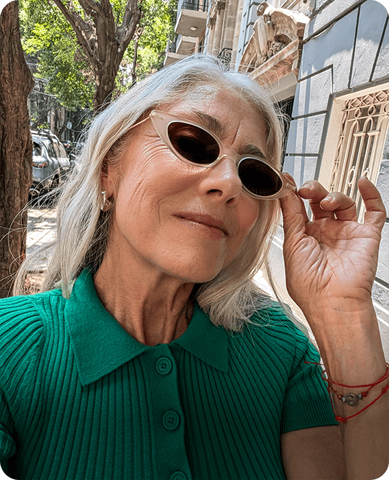 Google Pixel 9: Stilfuld kvinde, der tager en selfie, mens hun rører ved sine solbriller