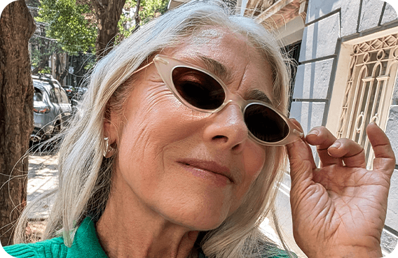 Google Pixel 9 Pro: Stilfuld kvinde tager en selfie