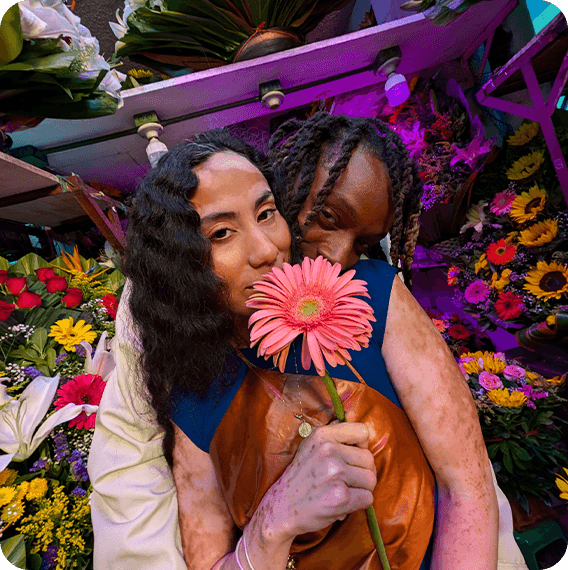 Google Pixel 9 Pro: Par poserer for et kamera på blomstermarked