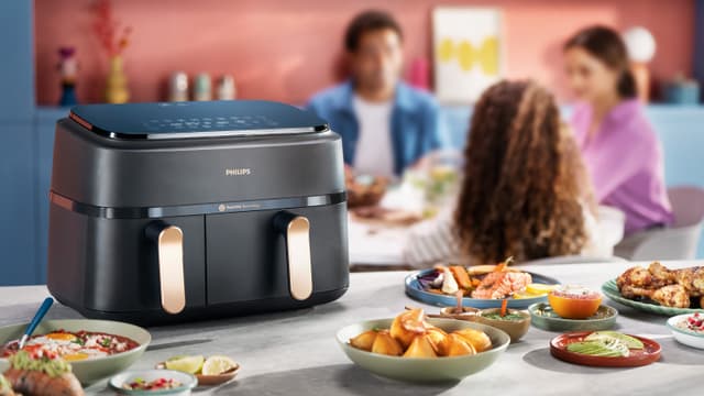 Philips - Airfryer - NA352 Dual basket and a family in the background