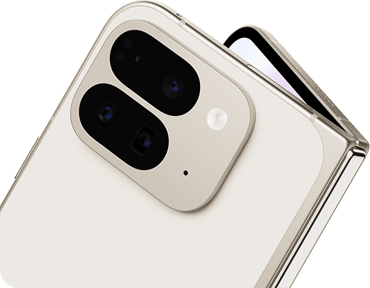 Hieman avoin Pixel 9 Pro Fold, jossa kuva keskittyy puhelimen takakameroihin