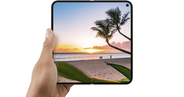 Henkilö pitelee avointa Pixel 9 Pro Fold -puhelinta kädessään