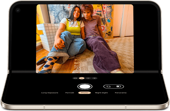 Google Pixel 9 Pro Fold med videoindhold på foldeskærmen