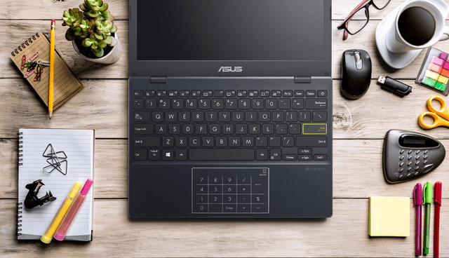 ASUS E410KA-EK702WS kannettava tietokone puupöydällä ja toimistotarvikkeet sen ympärillä