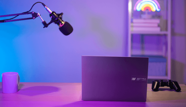Asus Vivobook 16X K3605Z kannettava sini-violetti-pinkki valaistetussa huoneessa