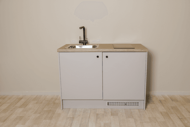 Epoq hybelkjøkken med greige fronter og topplate laget av tre