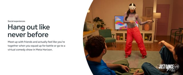Hang out like never before -teksti ja nainen, joka pelaa olohuoneessa Meta Quest 3S VR-lasit päässään