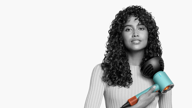 Dyson - SDA - Supersonic hårtørrer og Wave+Curl diffuser og en kvinde