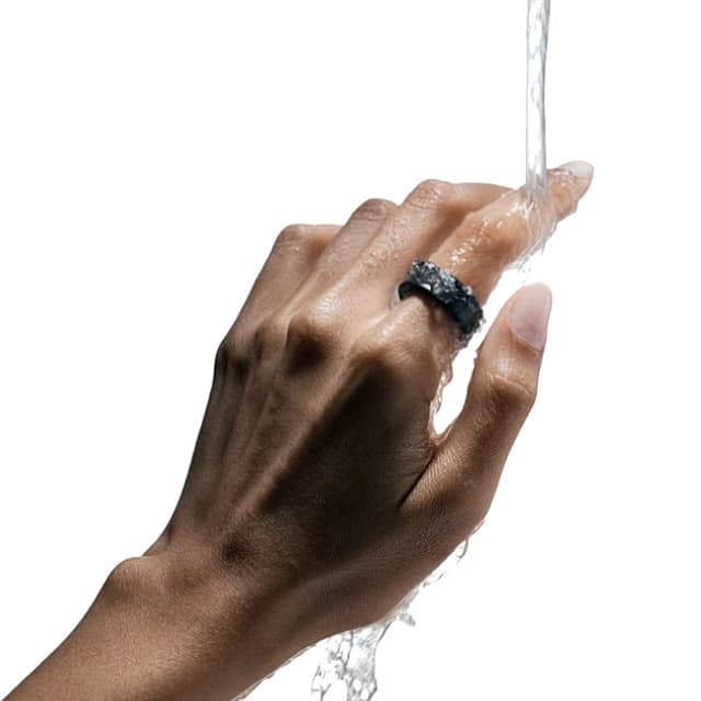 En hand som bär en Galaxy Ring