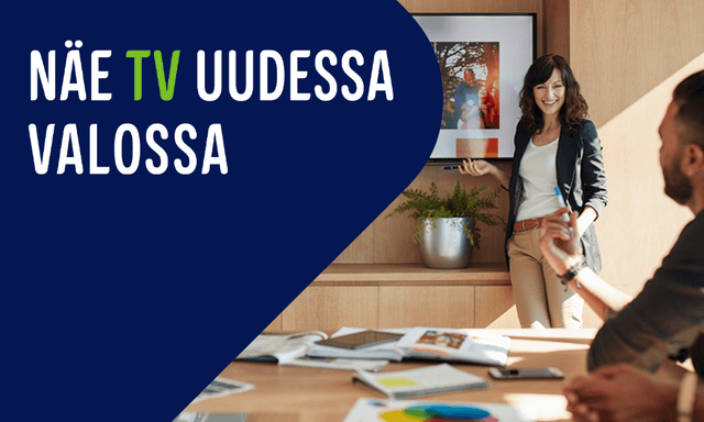 Nainen esittelee sisältöä kokoushuoneessa olevasta TV:stä, sekä teksti "Näe TV uudessa valossa"