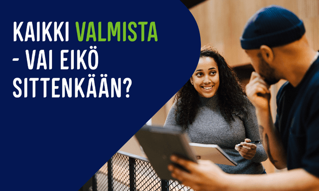 Mies ja nainen keskustelevat työpaikalla, sekä teksti; Kaikki valmista - vai eikö sittenkään?