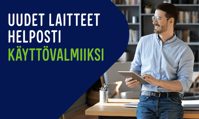 Mies nojaa hymyillen työpöytään tabletti kädessään, sekä teksti; Uudet laitteet helposti käyttövalmiiksi