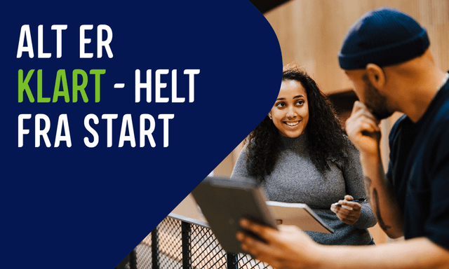 Mand og kvinde står ved laptop i kontoromgivelser og teksten: "Alt er klart - helt fra start"