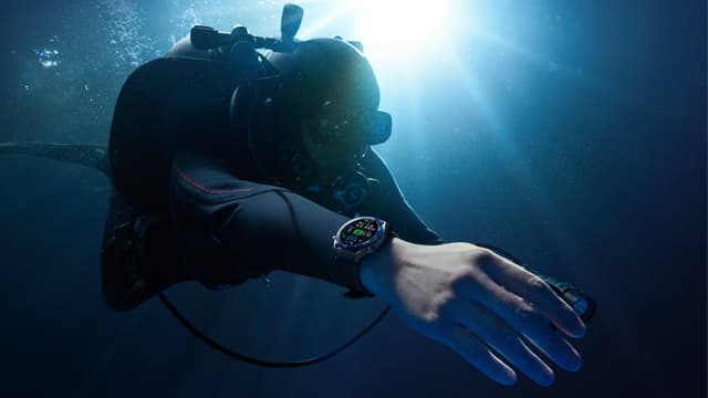HUAWEI Watch Ultimate på armen af en dykker