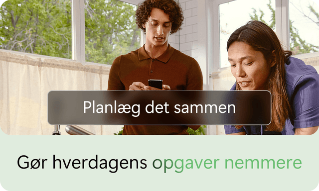 To personer ved PC med Microsoft 365 med AI
