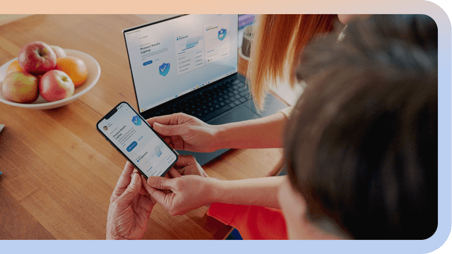 Microsoft 365 med AI på laptop ved mand og kvinde