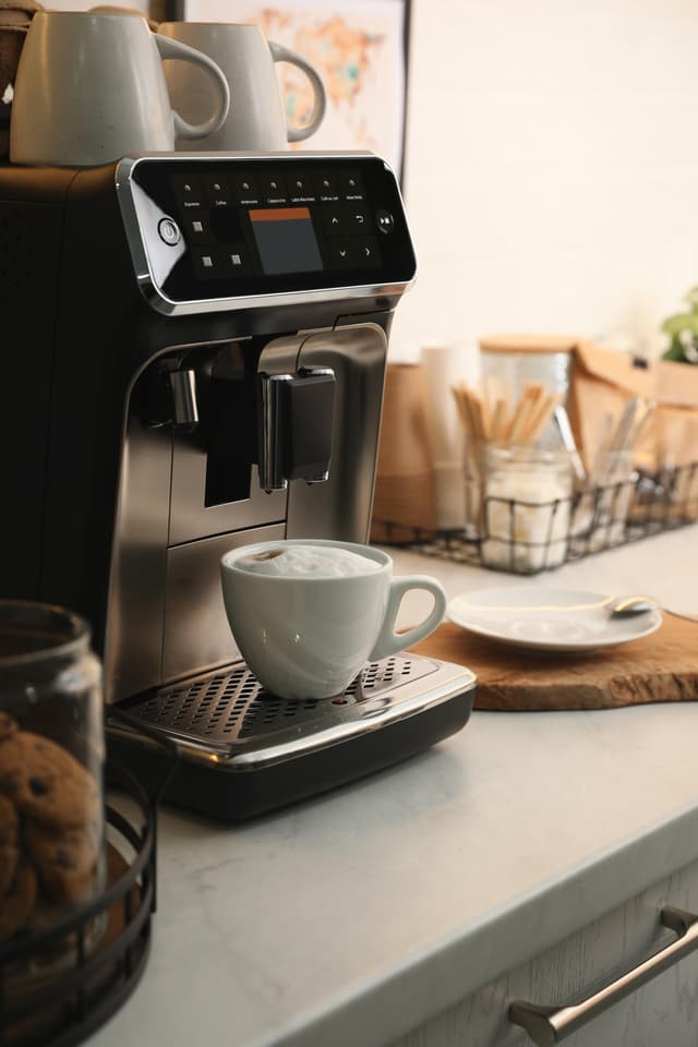B2B - Kaffemaskin med cappuccino på kontorkjøkken