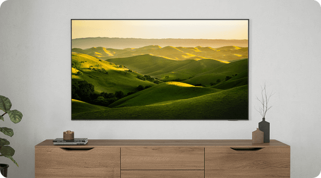 Samsung Chrystal UHD TV hæng op på en væg