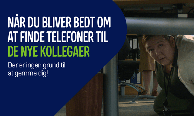 Kampagnebanner med en kvinde gemmer sig under bordet og reklametekst for Elgiganten Erhverv
