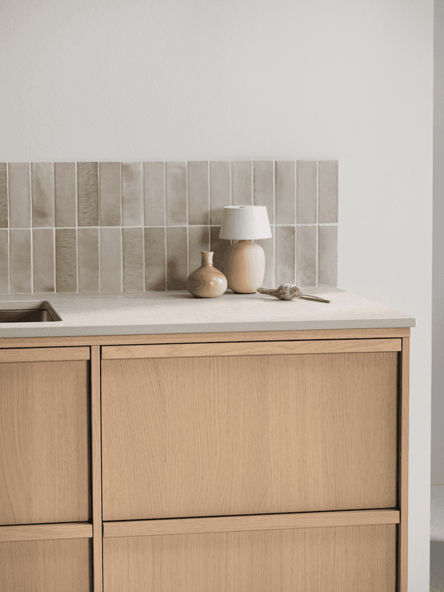 Epoq Contour Natural oak kitchen with light worktop 