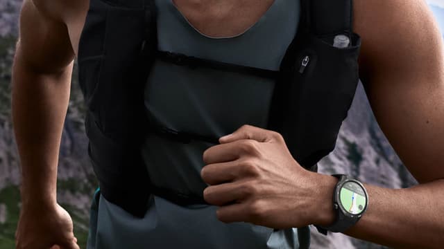 Huawei Watch på armen af løber, der gør brug af de avancerede løbeprogrammer