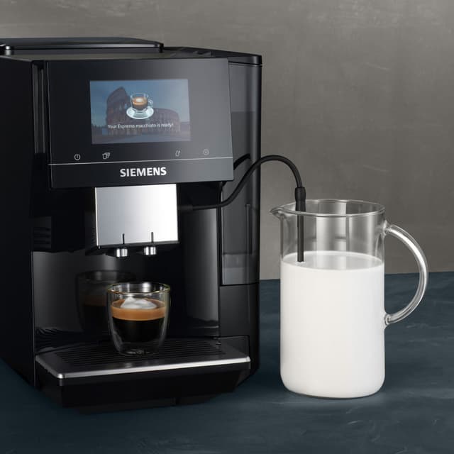 Siemens EQ700 kaffemaskin med et automatisk og selvrensende melkesystem