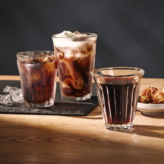Cold Brew, Cold Brew Macchiato og Slow Brew på et bord