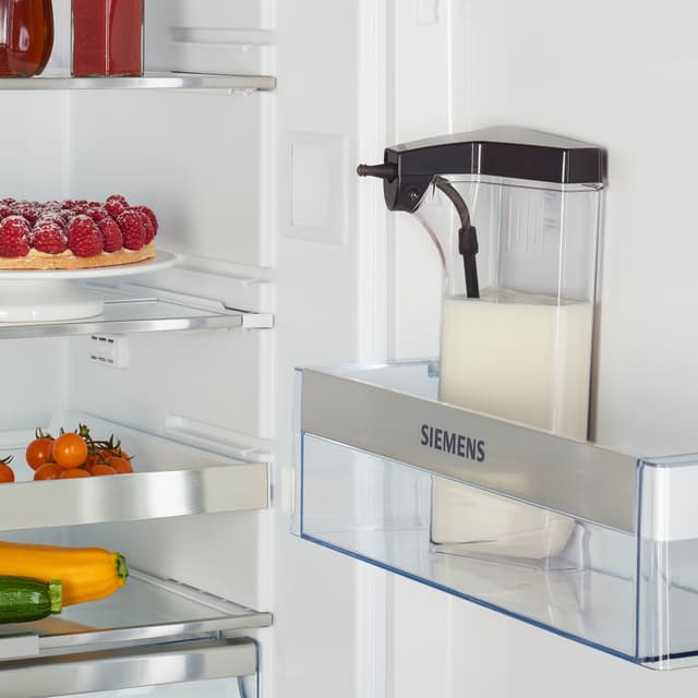 Nærbilde av Siemens EQ700 espressomaskins autoMilk Clean 