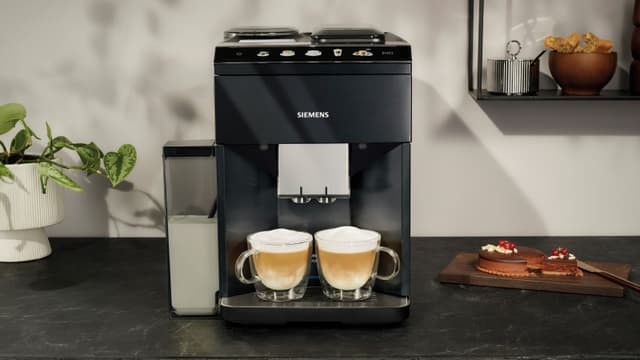 oneTouch DoubleCup - Siemens EQ500 kaffemaskin og 2 ferske kaffekopper