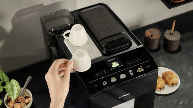 Siemens EQ500 kaffemaskin med koppvarmer på toppen av maskinen