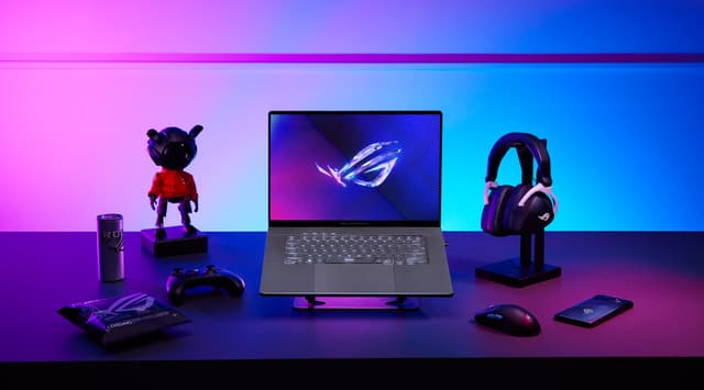 Asus - Gaming - Asus ROG Zephyrus G14 G16 peliläppäri, kuulokkeet, hiiri ja pelikonsolin ohjain värikkäällä taustalla